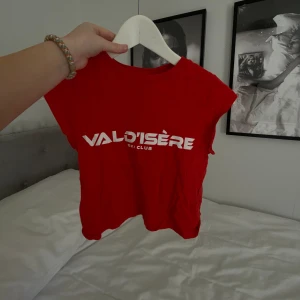 Topp från hm - Säljer denna fina topp från hm med tryck på, säljer pga ingen användning längre💓💓