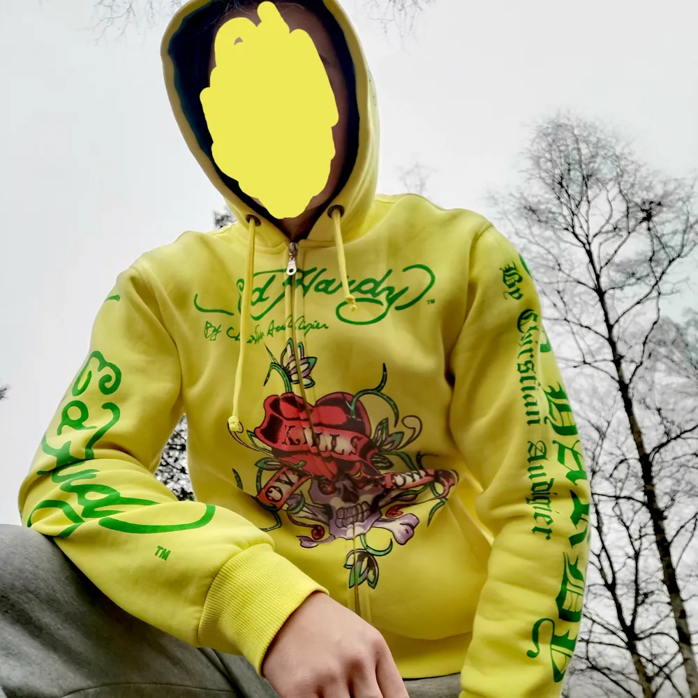 Rare piece of art in yellow color Size according to the tag is L, in fact, it will fit perfectly on S-M, there are minimal traces of socks, it needs to be washed. I am ready to exchange for interesting things with your surcharge, ready to send it . Hoodies.