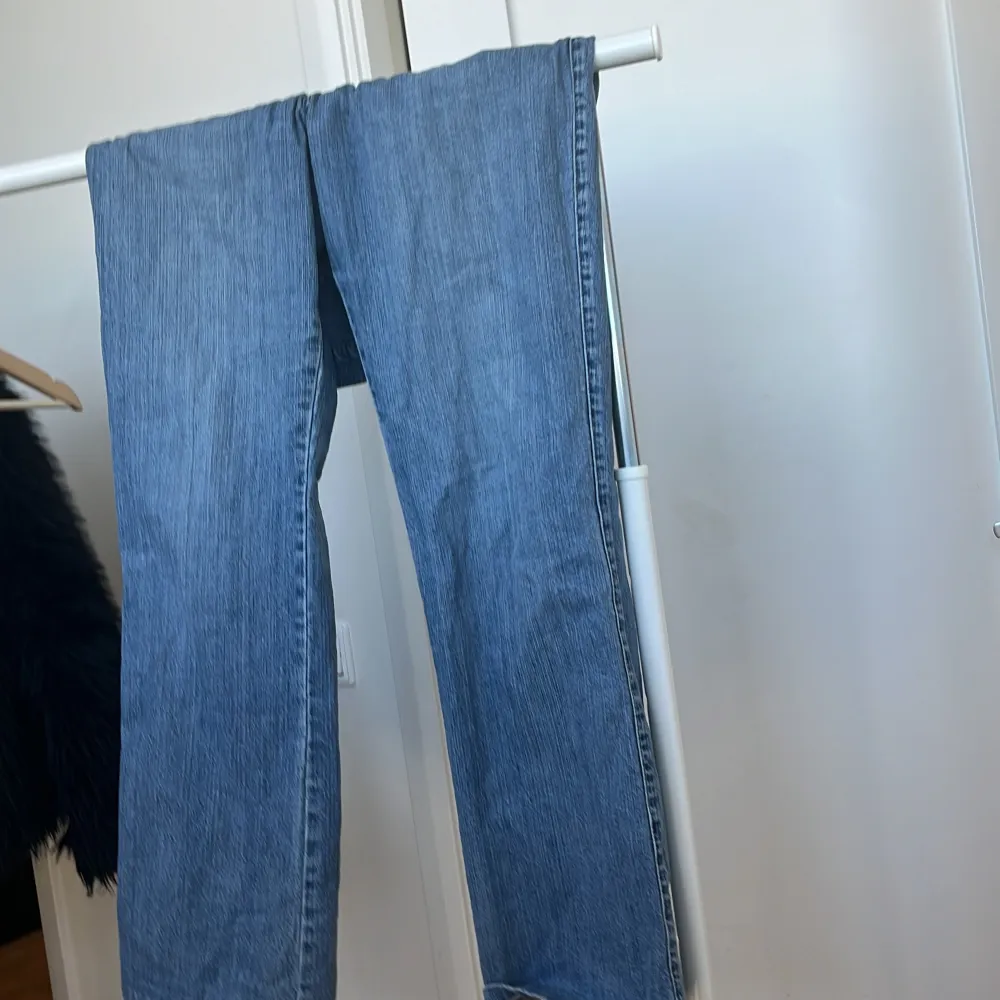 Super sköna low waist jeans, i storlek 44/L  Säljer pga dom är för stora för mig🩷 . Jeans & Byxor.
