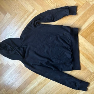 Svart hoodie - Bra skick.