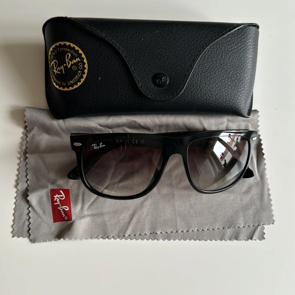 Ett par rayban boyfriend i helt nytt skick då jag aldrig använt dem. De är modellen som har mindre glas! Hör av dig vid frågor!💛. Accessoarer.