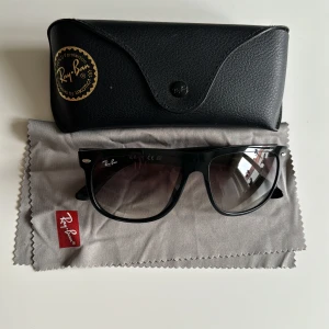 Rayban boyfriend - Ett par rayban boyfriend i helt nytt skick då jag aldrig använt dem. De är modellen som har mindre glas! Hör av dig vid frågor!💛