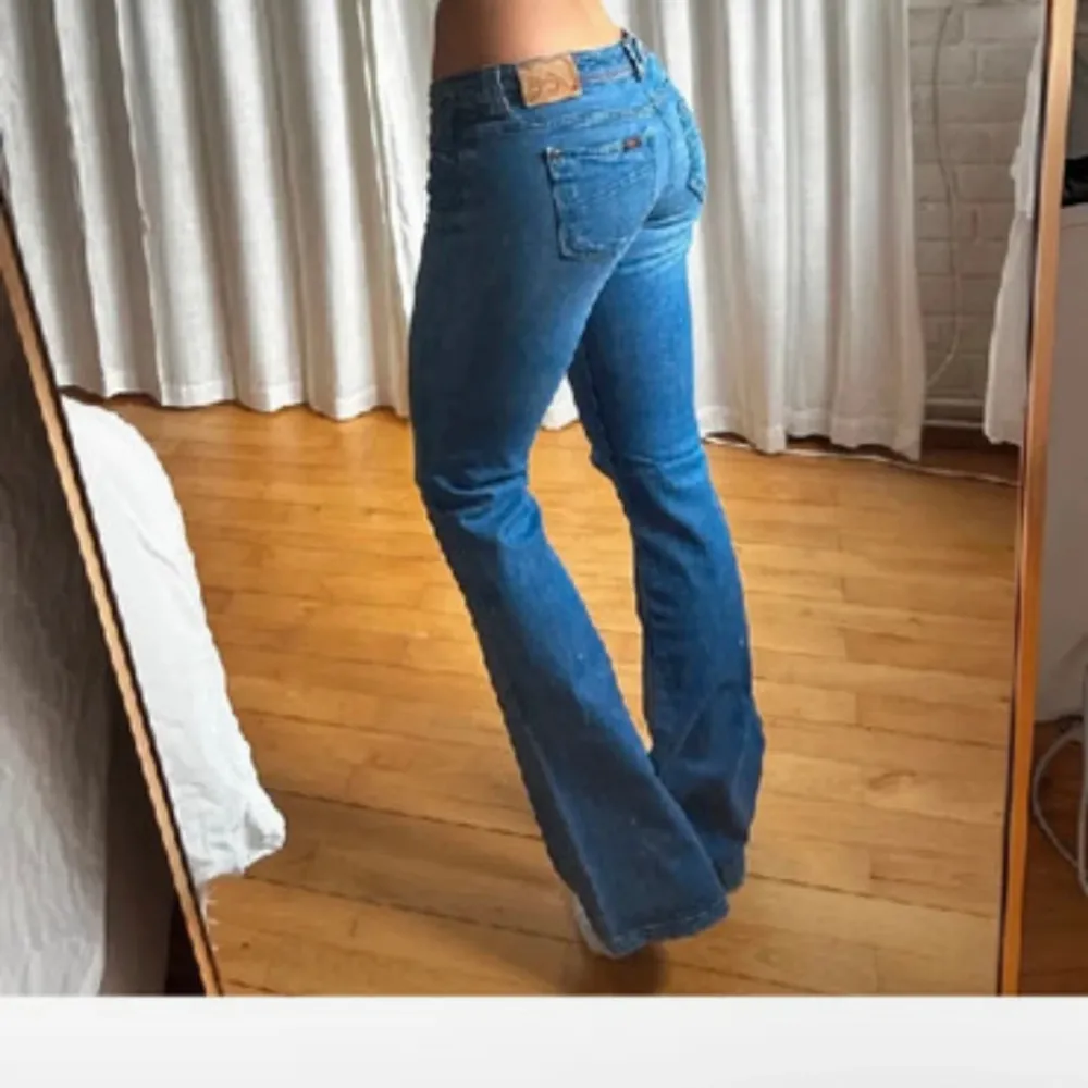hej säljer vidare de här snygga byxorna då de tyvärr va för stora på mig☺️midjemåtten är 41 cm och tvärsöver innebennen 82cm, hon på bilden är 165cm för fler frågor/bilder skriv privat❤️. Jeans & Byxor.