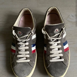 Moncler skor - Moncler skor | skick 9/10 | storlek 43 |  ingen box | färg bruna | nypris 5500kr vårt pris 1849kr | 