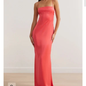 Jättevacker balklänning - Drömmig balklänning från Lexi Clothing. 4000 kr nypris med tull. Helt oanvänd med lappar kvar. Säljer då jag beställde fel storlek 