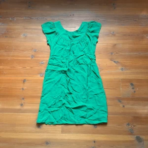 retro klänning - Vintage klänning köpt second hand, jättefin att ha över jeans då den är väldigt kort, fungerar som tunika också. Lite öppen rygg och mellandjup urringning med fina detaljer på ärmarna!  