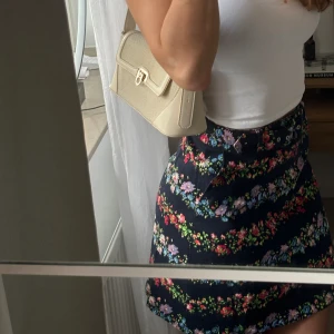 OASIS blommig kjol med skärp - Fin passform, lite längre minikjol. Nyskick!