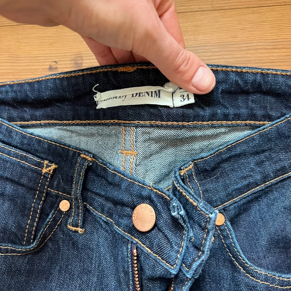 Lågmidjade jeans i en mörk tvätt och lite vidare ben. Nypris låg på 799kr och kvaliten är både slitstark och lite hårdare i materialet. . Jeans & Byxor.