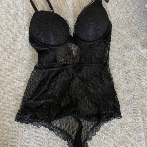 Body H&M - Superfin body från H&M storlek 40 men passar C/D kupa! Som ny