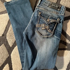 Miss me jeans - Skitsnygga miss me jeans som är low waist och raka i benen. Köpte second hand och säljer då de va lite stora på mig. Skriv privat för fler bilder och mått💕💕 pris kan diskuteras 