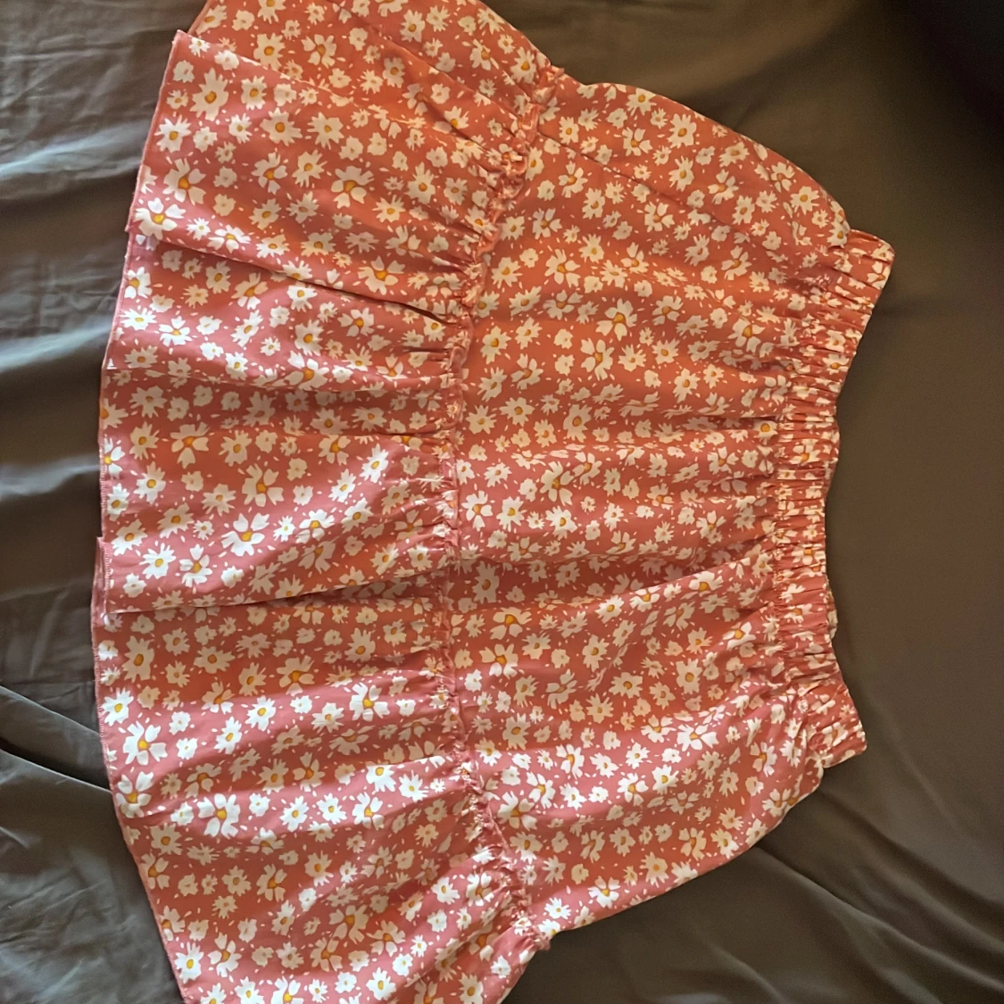 Rosa kjol med vita blommor