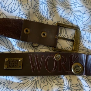 vintage workbelt - Vintage arbetsbälte med äkta läder Okej skick då ena metalendan har lossnat och en lite  skruv från ”539” brickan men allt sitter ihop bra och funkar som det ska 