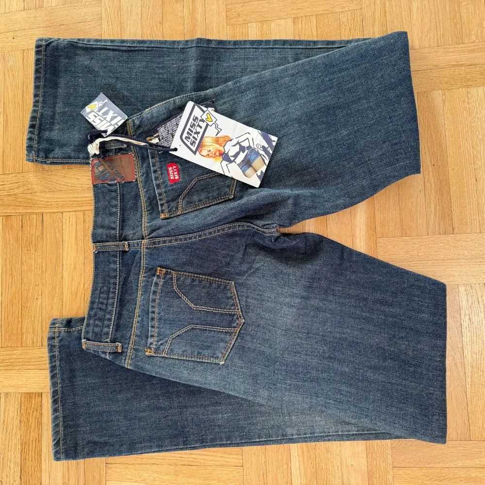 Oanvänd lågmidjade jeans. Jeans & Byxor.