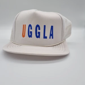 Uggla keps fr. 90-talet  - Helt oanvänd på alla sätt  En storlek passar alla One size fits all  Med nät och knäppningen bak 