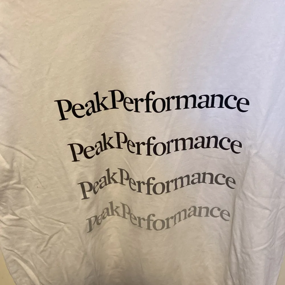 Vit peak performance tröja, har aldrig kommit till användning, enbart legat i garderoben, storlek L. T-shirts.