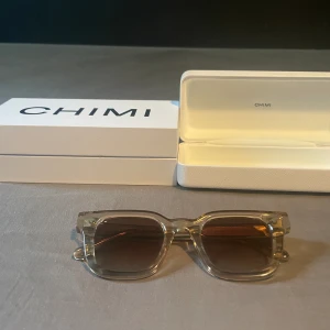 Chimi 04 ecru - Hej jag vill sälja dessa chimis dem är typ helt nya inga skador, plus man får med lådorna. Jag skulle inte säga att det är något fel med dem och jag vill bara ha sålt dem för lite extra pengar