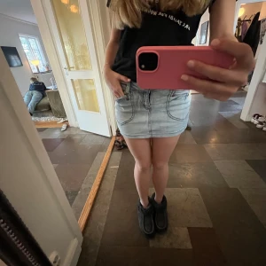 Lågmidjad jeanskjol - Supersnygg ljusblå jeanskjol utan märke. Superfina detaljer på bakfickorna också. Jag är 174 och den sitter superbra för mig i längden 