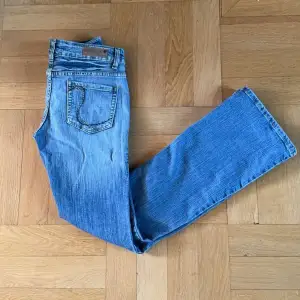 Superfina lågmidjade bootcut jeans i superfint skick. Kontakta vid frågor.🤍