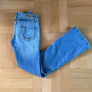 Lågmidjade jeans - Superfina lågmidjade bootcut jeans i superfint skick. Kontakta vid frågor.🤍