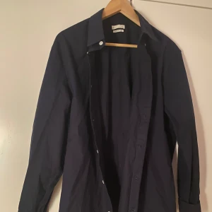 Arket skjorta - Fin mörkblå skjorta från arket i storlek 54. Säljer då den var för stor för mig, inga defekter och i princip helt oanvänd. Nypris går någonstans runt en tusenlapp. Kom dm vid eventuella frågor!