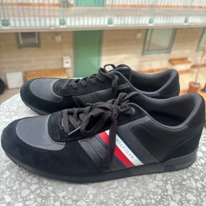 Tommy Hilfiger skor  - Använda en gång. Legat inne i ett förråd så ser lite tråkiga ut men i princip nyskick. Köptes för 1199 men säljs för en billig peng.