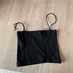 Olika sommartoppar - Fina sommartoppar i bra skick. En för 60, alla för 200kr🩷 jag är en XS/S så storlek ligger där omkring, fråga för specifik 