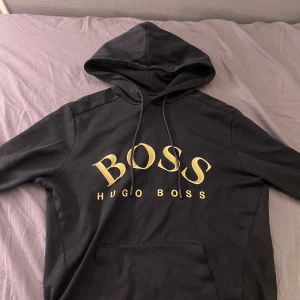 Hugo Boss Hoodie  - Tjoo säljer en fett Hugo boss Hoodie inga skador alls  Hör av er vid minsta fundering 