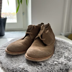 Italienska skor - Italienska skin skor i storlek 39. Använd skick. 