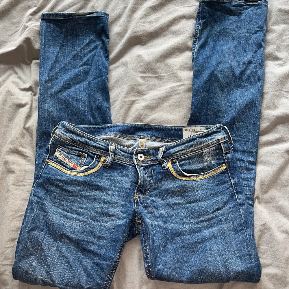 Skitsnygga low waist bootcut diesel jeans som tyvärr är för små på mig, köpta på Vinted för ett tag sedan💓. Jeans & Byxor.