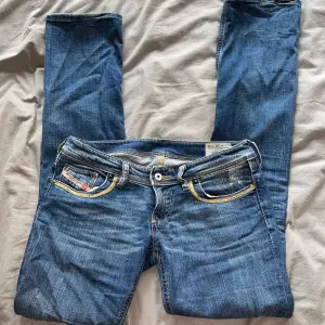 Skitsnygga low waist bootcut diesel jeans som tyvärr är för små på mig, köpta på Vinted för ett tag sedan💓