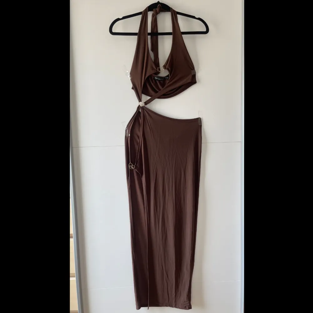 Snyggt formad brun PLT maxi klänning. Jag köpte detta plagg våren 2022 men har endast använt den 1 gång. Jätte bra skick och sitter fint på kroppen.  Obs. Kan tvättas och strykas om önskat🤗. Klänningar.