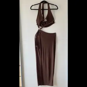 Snyggt formad brun PLT maxi klänning. Jag köpte detta plagg våren 2022 men har endast använt den 1 gång. Jätte bra skick och sitter fint på kroppen.  Obs. Kan tvättas och strykas om önskat🤗