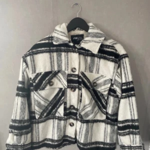 Jacka - En väldigt fin och varm jacka från New Yorker💕 Använd endast en gång 80kr + frakt😊