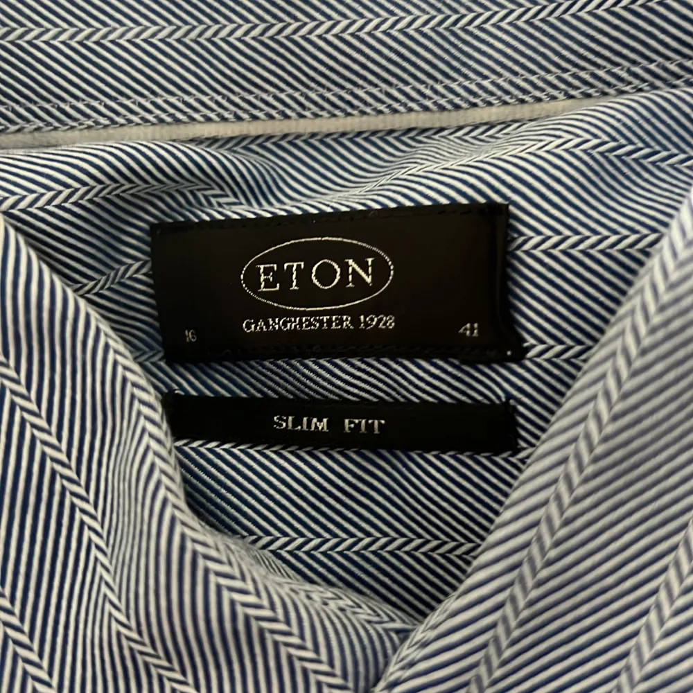 Skjorta från Eton, nypris 1200kr, nyskick, storlek 41 Frakt ingår inte i priset!. Skjortor.