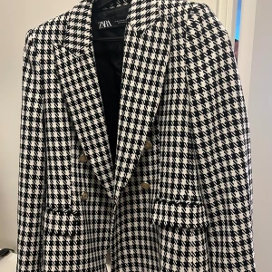 Kavaj Zara - Helt ny oanvänd kavaj/blazer från Zara med prislappar kvar. Superfin i materialet och kan användas som ytterjacka.