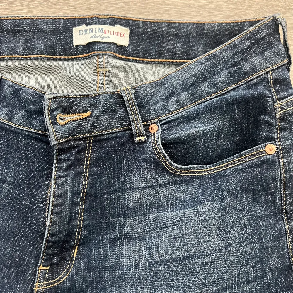 Säljer dessa snygga bootcut jeans från Lindex i strl 30/30 som passar mig som vanligtvis har S och är 162cm lång. Säljer då de inte längre kommer till användning, defekter kan förekomma 🤍frakt tillkommer!. Jeans & Byxor.