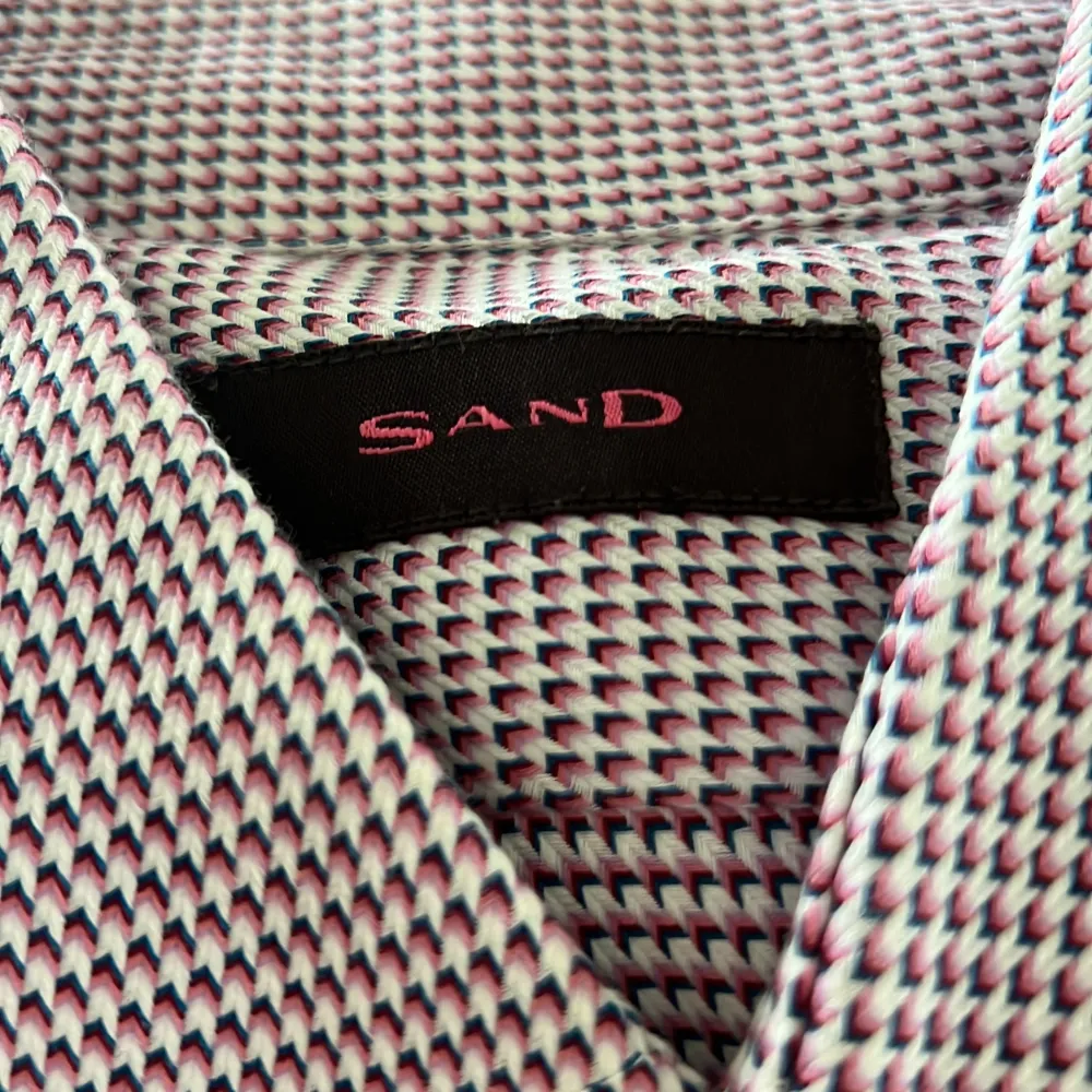 En skjorta från sand herr, nypris 1200kr, nyskick  knappast använd, storlek 41 Frakt ingår inte i priset!. Skjortor.