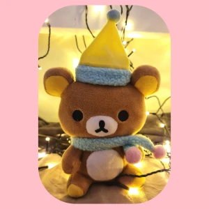Rilakkuma / Korilakkuma set winter plushies  - Äkta Rilakkuma - beställd från Japan, supersöt och redo för nytt hem!  Kolla in min sida om du vill köpa den matchande Korilakkuman! De är adorable tillsammans 😭💕   Har samlat på de länge nu så försöker sälja några av sötisarna ♡