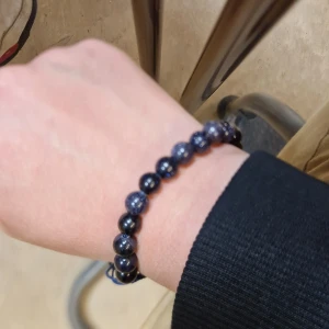 Grisch armband - Denna armbandet kommer ifrån new york och har haft bara i ett månad, den stilen är grisch med dens vlåa kulor liknande kristaller. Jag kan bara göra meet up så jag kan inte leverera till ett annat stad.