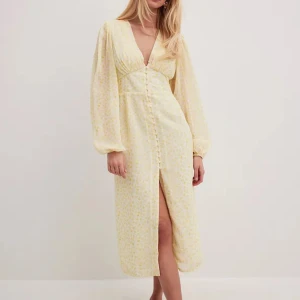 Blommig klänning - Gul somrig blommig klänning från NAKD i storlek 38, säljer eftersom den inte används🤩😁