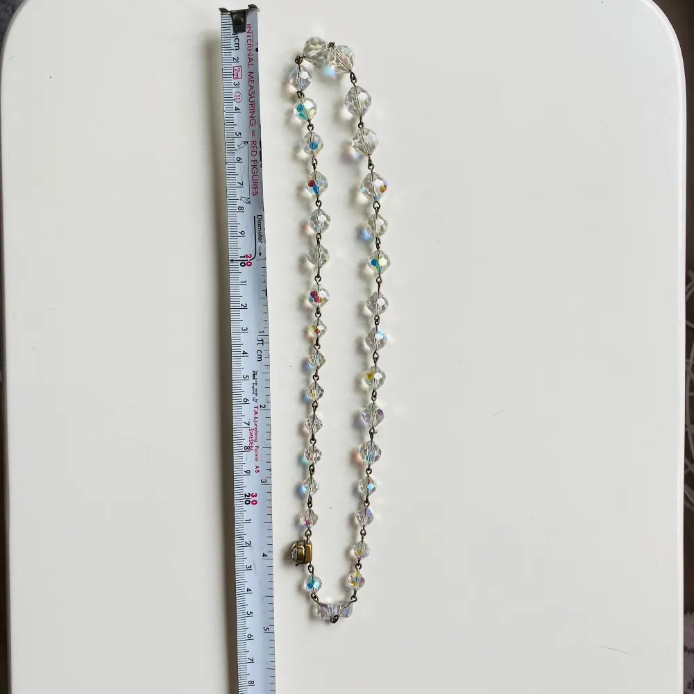 Vackert vintage halsband med fasetterade glaspärlor som skimrar otroligt vackert Bra skick . Accessoarer.