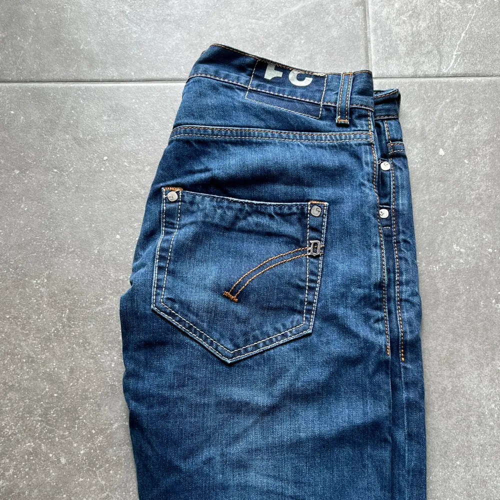 Dondup jeans av modellen Sammy, dvs slim/straight fit, cond 9/10. Jeans & Byxor.
