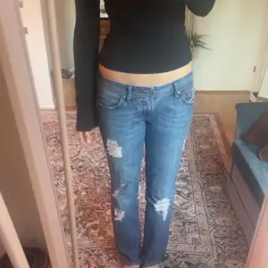 Unika lågmidjade jeans med rosa detaljer från diesel! Säljer pga att de är liiite korta på mig som är 170. Små i storlek så skulle säga att storleken är mer som w28. 100% bomull och har en liten vit färgfläck vid benet men den märks inte.