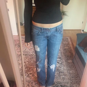 Lågmidjade diesel jeans<3 - Unika lågmidjade jeans med rosa detaljer från diesel! Säljer pga att de är liiite korta på mig som är 170. Små i storlek så skulle säga att storleken är mer som w28. 100% bomull och har en liten vit färgfläck vid benet men den märks inte.