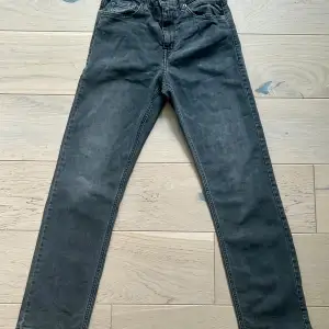 Snygga replay jeans nypris: 1000kr.  de har inga fläckar eller defekter och är nästan oanvända. 