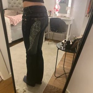 Lågmidjade jeans med tryck  - Ett par lågmidjade jeans i ganska stretchigt material. Det är väldigt coola tryck på dem och dem är i gott skick. Jag har knappt använt dem. 