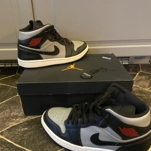 Jordan 1 shadow red - Säljer nu dessa Jordans i skicket 6/10 därav priset! Box verifierings tag ingår. Hör av dig vid frågor eller funderingar!