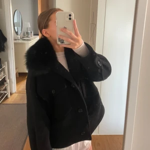 Meotine jacka🥹🥰 - Jättefin jacka som köptes för 1,5 år sedan och nu inte kommer till användning längre. Inga defekter som hål och annat. Men man kan se att jackan har blivit använd tidigare❤️