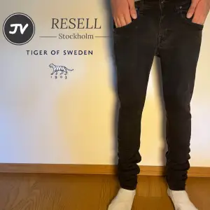 Tiger of Sweden jeans | model Slim | 9/10 skick inga defekter | W29 L32 | modeled på bilden är ca 175cm och väger 55kg | nypris 1600kr vårt pris 350kr