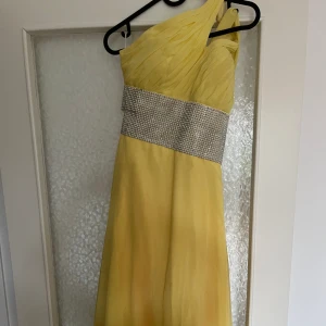 Balklänning  - Säljer min klänning för 500kr . Storlek 36. 